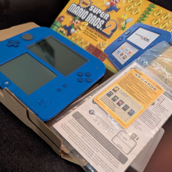 Nintendo 2DS Blue with New Super Mario Bros. 2 - Picture 5 of 6